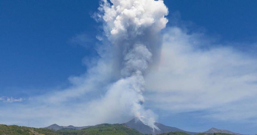 Sopka Etna zastavila prevadzku letiska v Catani