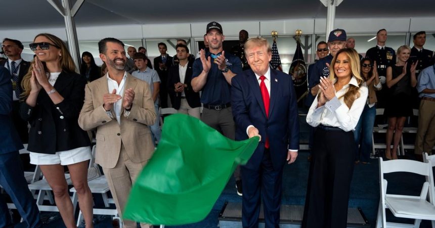 Trump odstartoval v centre Washingtonu preteky IndyCar nariadil ich zorganizovanie ako sucast oslav vyrocia vzniku USA