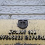 Ustavny sud sa obratil na Europsky sudny dvor s prejudicialnou otazkou ktora sa tyka manzelstiev osob rovnakeho pohlavia