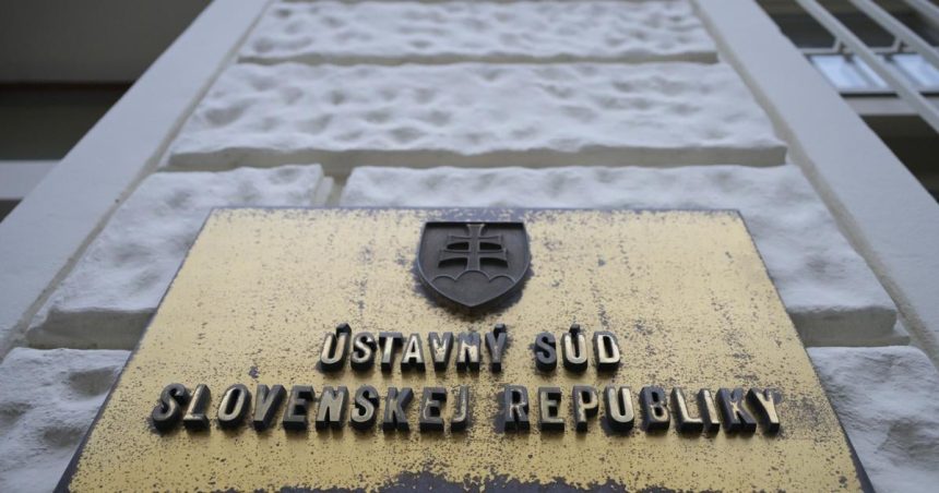 Ustavny sud sa obratil na Europsky sudny dvor s prejudicialnou otazkou ktora sa tyka manzelstiev osob rovnakeho pohlavia