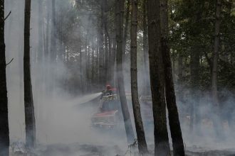 V Chorvatsku evakuovali obec Lokva Rogoznica ohrozenu poziarom v lesoch