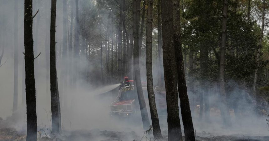 V Chorvatsku evakuovali obec Lokva Rogoznica ohrozenu poziarom v lesoch