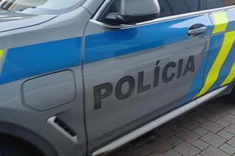 Vykradli kosicke nakupne centrum Zadrzani cudzinci mali pri sebe drogy vitriny rozbili sekerou