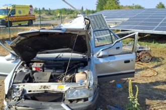 auto zislo z cesty po nehode museli zakliesneneho muza vystrihnut skoncil v nemocnici