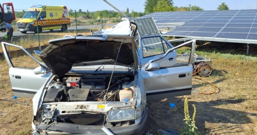 auto zislo z cesty po nehode museli zakliesneneho muza vystrihnut skoncil v nemocnici