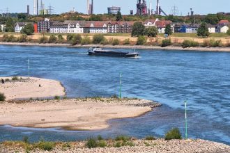 ryn klesol na historicky nizku uroven poskodzuje to priemyselnu vyrobu