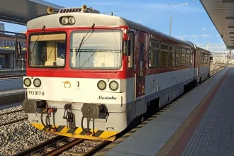 Autobusy môžu nahradiť vlaky aj mimo výluk