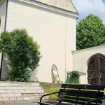 Bojnice začali obnovu nádvoria knižnice za 280-tisíc eur, pribudne letná čitáreň