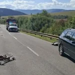 Cyklista zomrel po zrážke s autom v okrese Bardejov, cesta je neprejazdná