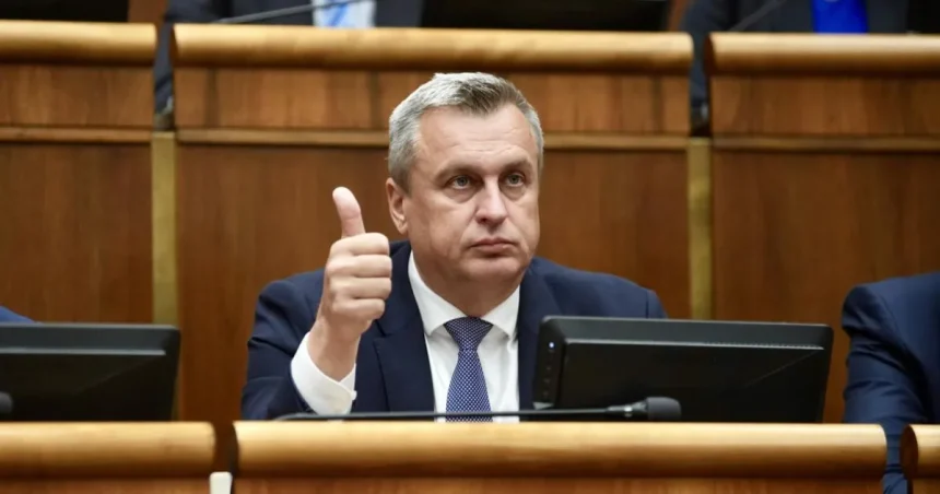 Danko dodržal slovo, spojil sa s opozíciou. Parlament bude o Tarabovom odvolávaní