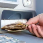 Desaťkrát neoprávnene vybral peniaze z bankomatu, polícia začala trestné stíhanie