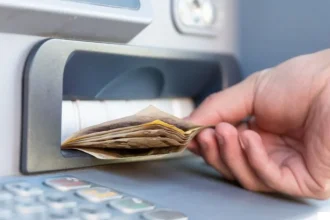 Desaťkrát neoprávnene vybral peniaze z bankomatu, polícia začala trestné stíhanie