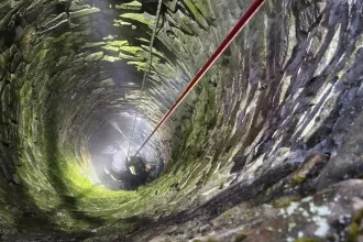 Deväť metrov pod zemou čistili 400-ročnú studňu. Nález na dne ich rozveselil