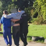 Dôchodca chcel zachrániť ježka, spadol do potoka. Zachraňovali ho policajti