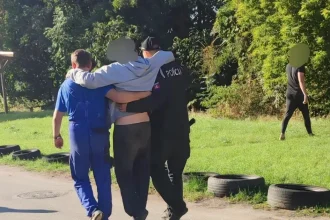 Dôchodca chcel zachrániť ježka, spadol do potoka. Zachraňovali ho policajti