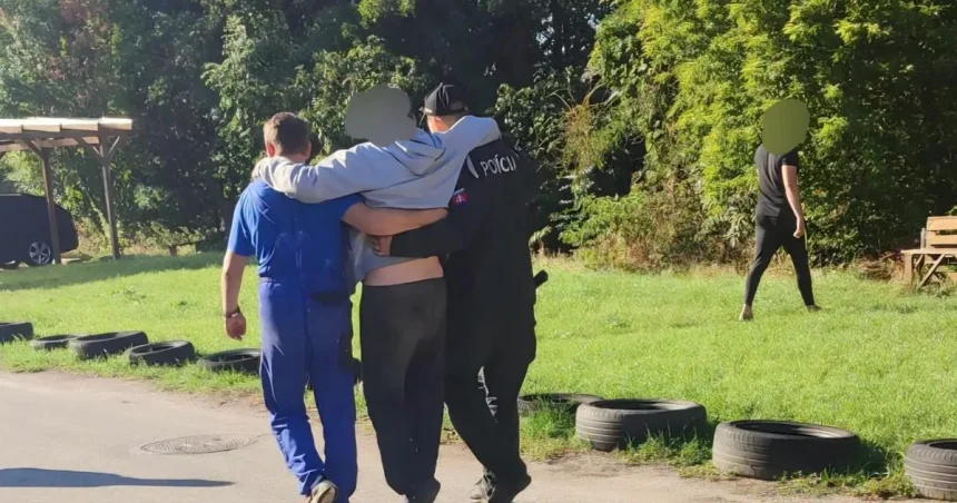 Dôchodca chcel zachrániť ježka, spadol do potoka. Zachraňovali ho policajti
