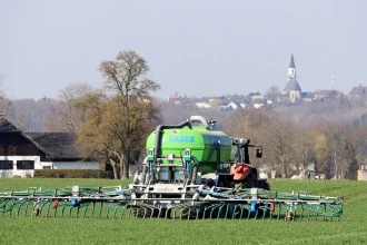 Europoslanci v spore o uhlíkové clo uprednostnili producentov hnojív pred poľnohospodármi