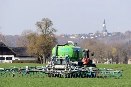 Europoslanci v spore o uhlíkové clo uprednostnili producentov hnojív pred poľnohospodármi