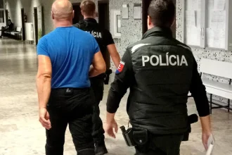 Expartnerke dal do spálne špionážnu webkameru. Obvinili ho, skončil vo väzbe