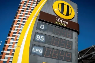 Fico plánuje riešiť vysoké ceny benzínu zavedením stropu