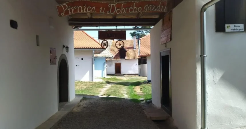 Japonskí turisti obdivujú včely, Slováci zabúdajú na tento kraj plný vína a pokoja