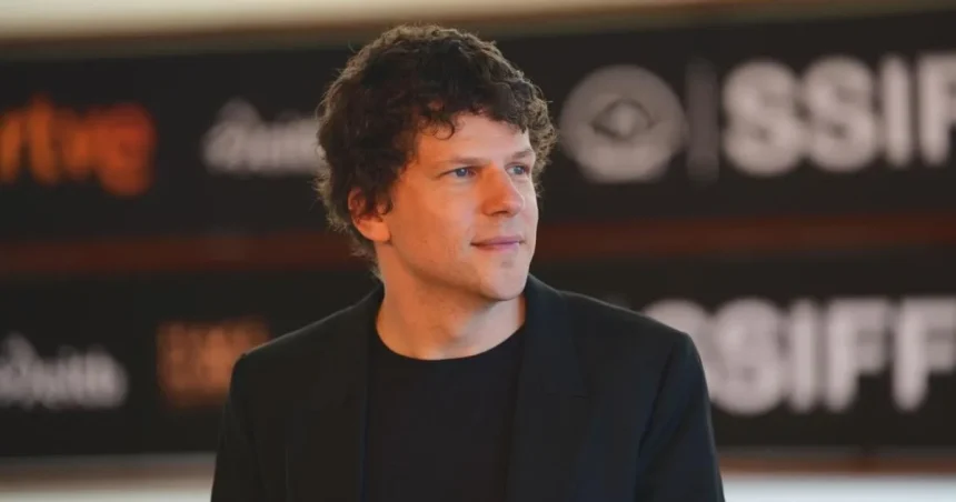 Jesse Eisenberg: Terapeut mi vraví, že nemusím zomierať. Ja viem, že trpieť treba