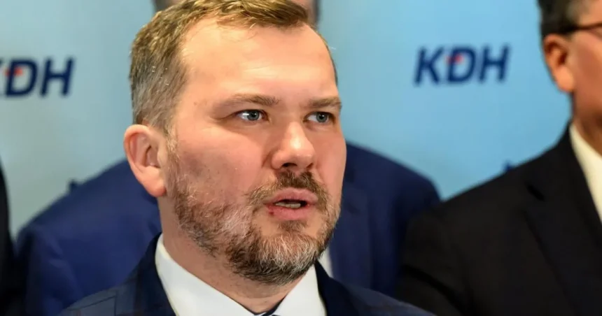 KDH: Výroky premiéra o článku 5 NATO oslabujú dôveryhodnosť Slovenska