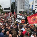 Kosovo čaká verdikt v procese s exprezidentom Thacim, v Prištine protestovali tisíce