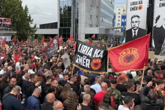 Kosovo čaká verdikt v procese s exprezidentom Thacim, v Prištine protestovali tisíce