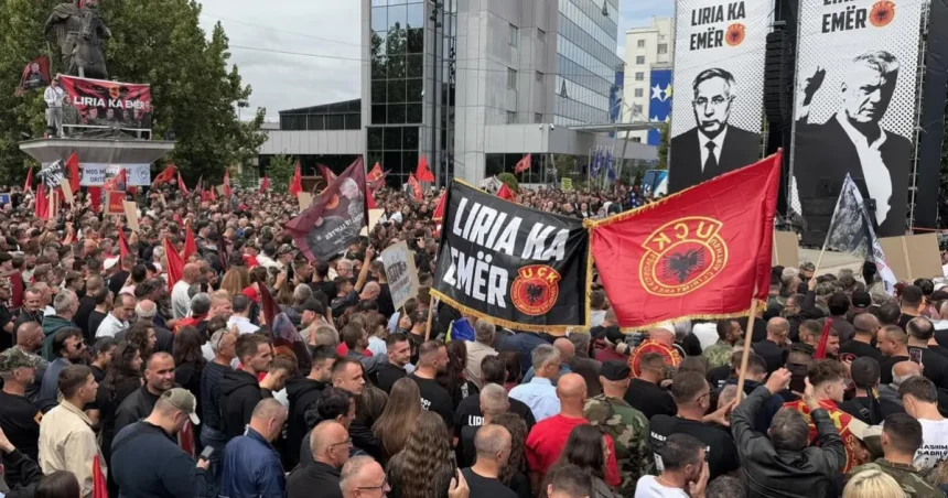 Kosovo čaká verdikt v procese s exprezidentom Thacim, v Prištine protestovali tisíce