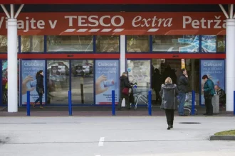 Kto prevezme slovenské Tesco? Finálna dvojica známa, karty by zamiešali odlišne