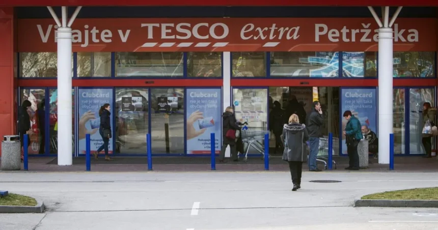 Kto prevezme slovenské Tesco? Finálna dvojica známa, karty by zamiešali odlišne