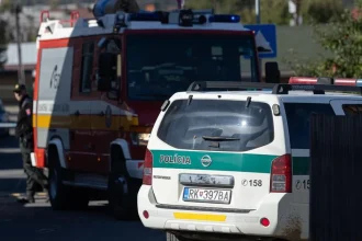 Maloletý útočník zo Staškova je v detenčnom ústave, stav žiačky zostáva vážny