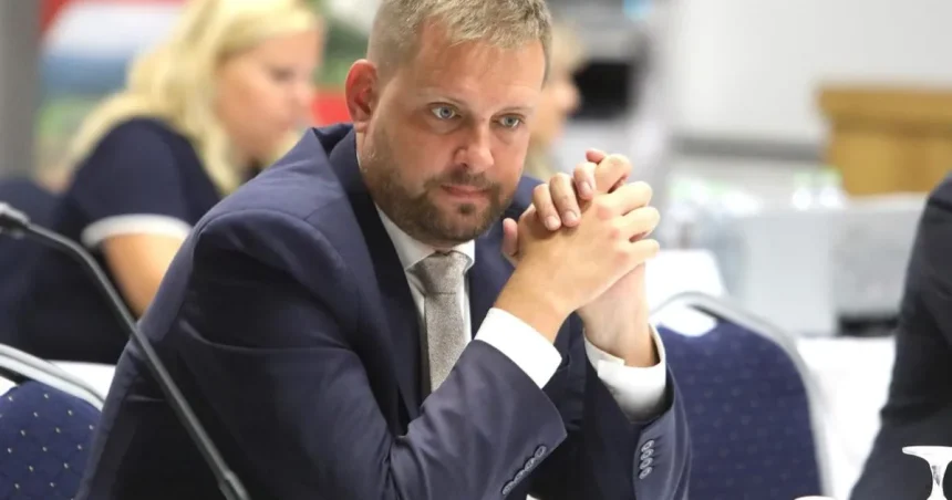 Minister má dočasne voľné miesto štátneho tajomníka. Aké riešenia ponúka dlhodobá PN?