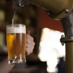 Mladí už do krčmy nechodia, pivo si čapujú doma. Výčapy bojujú o holé prežitie