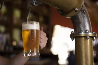 Mladí už do krčmy nechodia, pivo si čapujú doma. Výčapy bojujú o holé prežitie