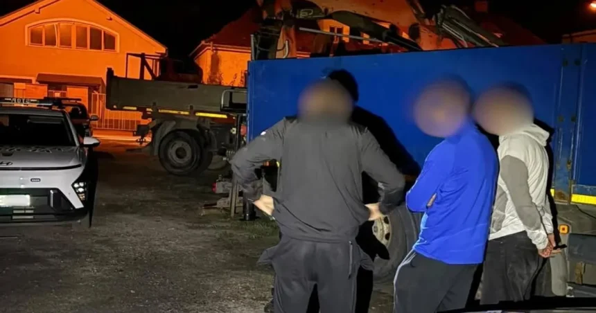 Mladíci čapovali naftu z prevŕtaných nádrží do kanistrov, prekvapila ich hliadka
