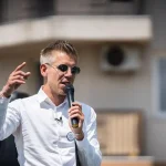 Muž oblial politika Pétera Magyara vínom počas verejného podujatia