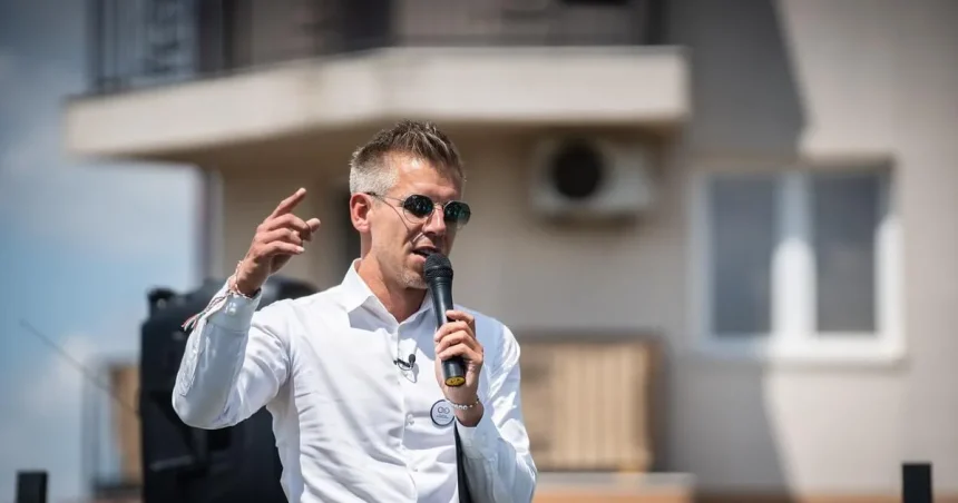 Muž oblial politika Pétera Magyara vínom počas verejného podujatia