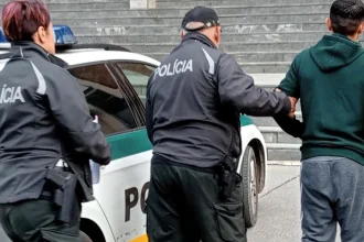 Muža obvinili z vyhrážok smrťou: žena s deťmi ušla cez okno