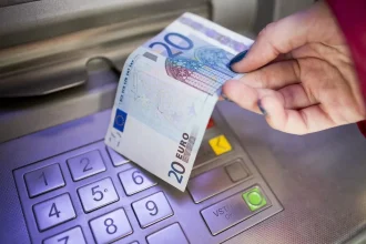 Mzdy v eurozóne v druhom kvartáli medziročne vzrástli o tri percentá
