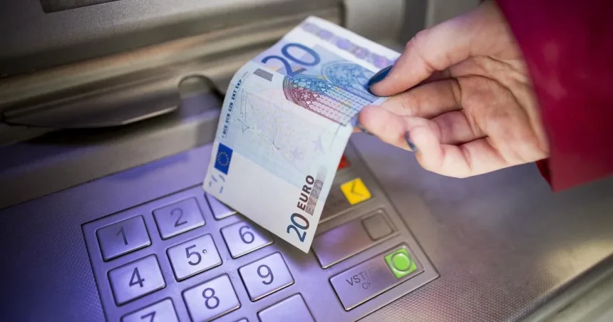 Mzdy v eurozóne v druhom kvartáli medziročne vzrástli o tri percentá