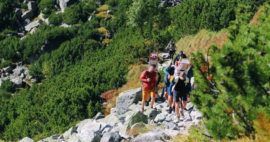 Na Zbojnícku chatu vyniesli tonu materiálu. Najrýchlejší Popradčania
