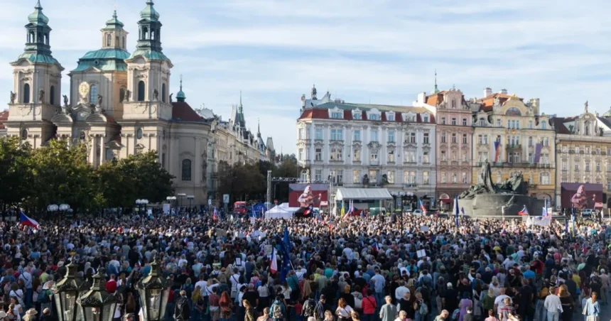 Na zhromaždení v Prahe kritizujú Babišovu vládu a spomínajú na Havla