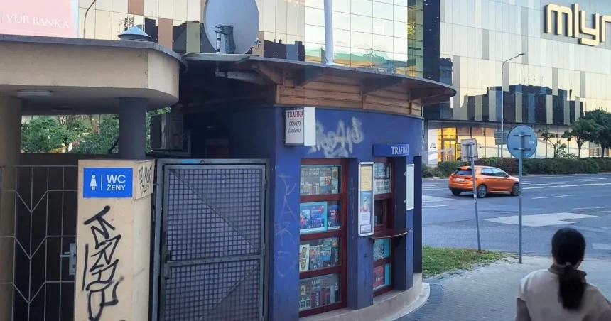 Nákupné centrum spoplatnilo toalety, len v hotovosti. Väčšina mestských je zadarmo