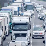 Nehoda si vyžiadala uzáveru diaľnice, doprava je odkláňaná