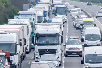 Nehoda si vyžiadala uzáveru diaľnice, doprava je odkláňaná