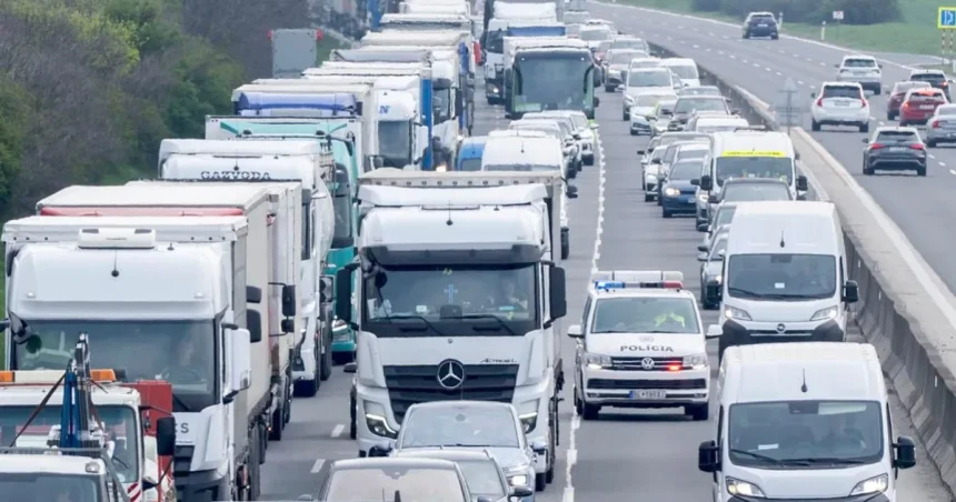 Nehoda si vyžiadala uzáveru diaľnice, doprava je odkláňaná