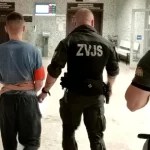Opitý a zdrogovaný synovec napadol strýka nožom. Mal vražedný výraz, povedal poškodený