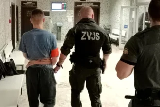 Opitý a zdrogovaný synovec napadol strýka nožom. Mal vražedný výraz, povedal poškodený